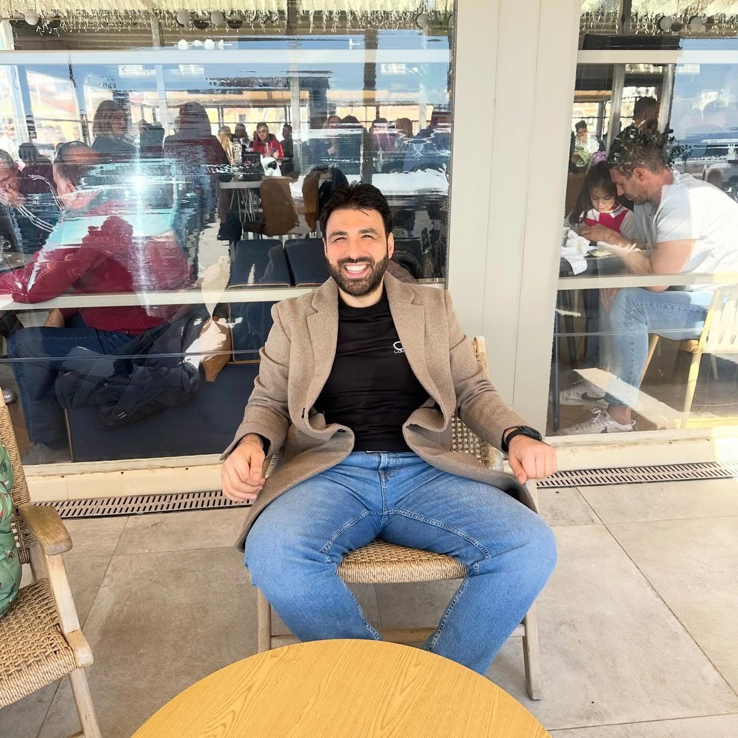 Alper Acarlı — blazer ceketli portre